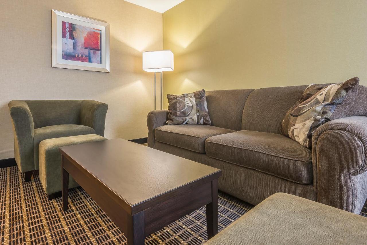 Quality Inn & Suites Downtown Виндзор Экстерьер фото