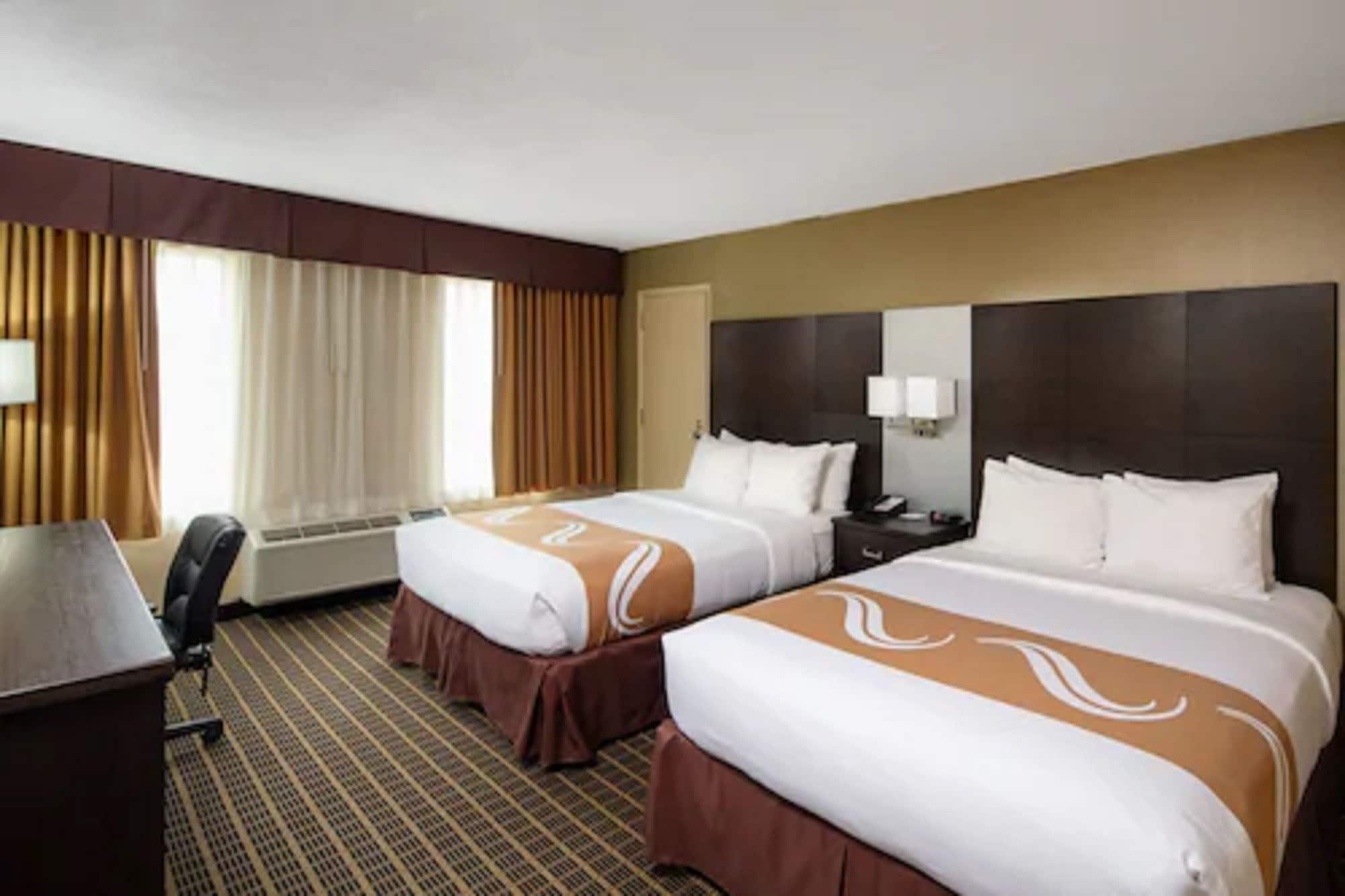 Quality Inn & Suites Downtown Виндзор Экстерьер фото