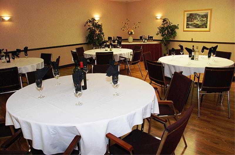 Quality Inn & Suites Downtown Виндзор Экстерьер фото
