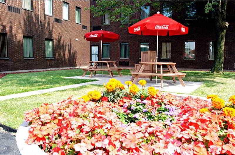 Quality Inn & Suites Downtown Виндзор Экстерьер фото