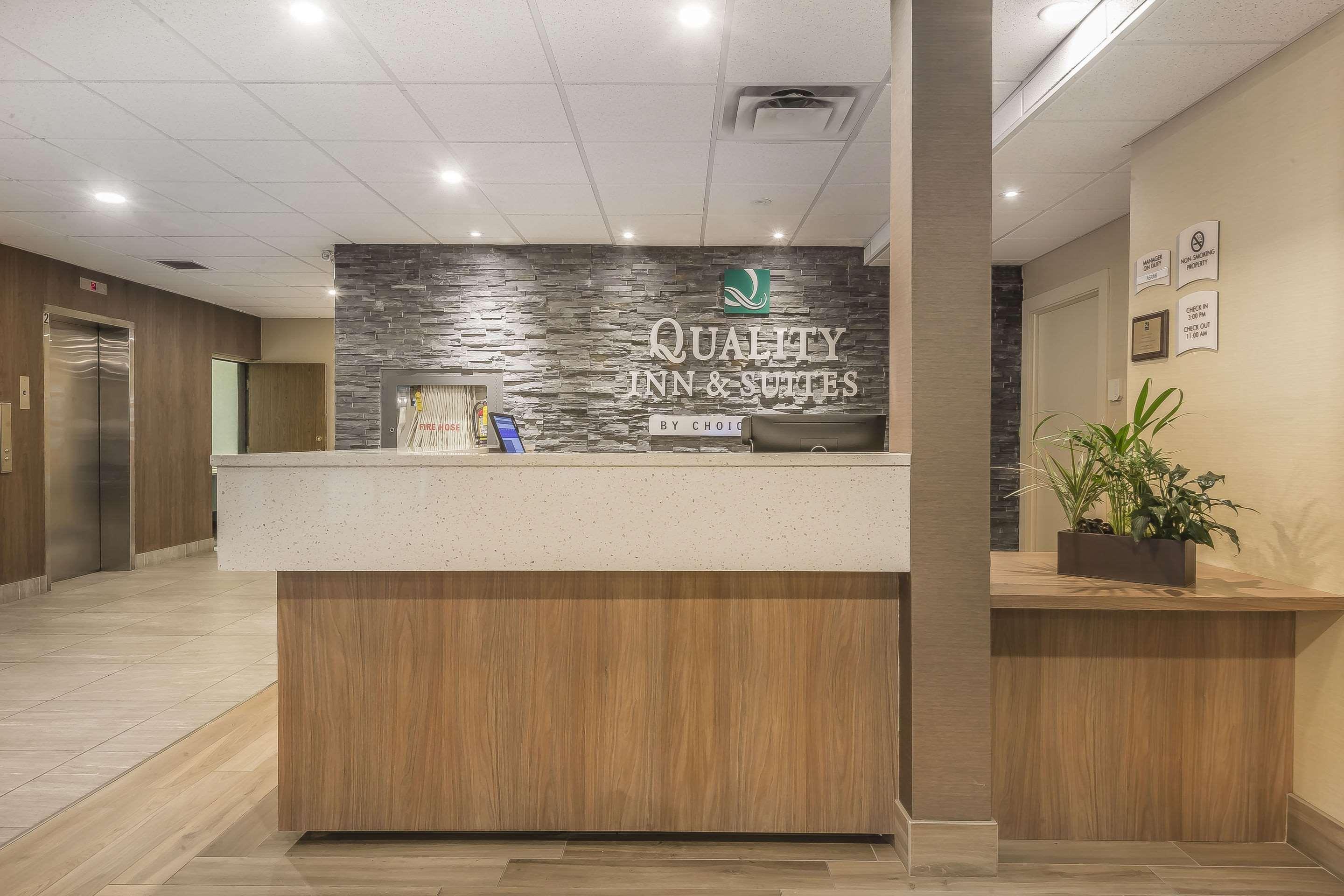 Quality Inn & Suites Downtown Виндзор Экстерьер фото