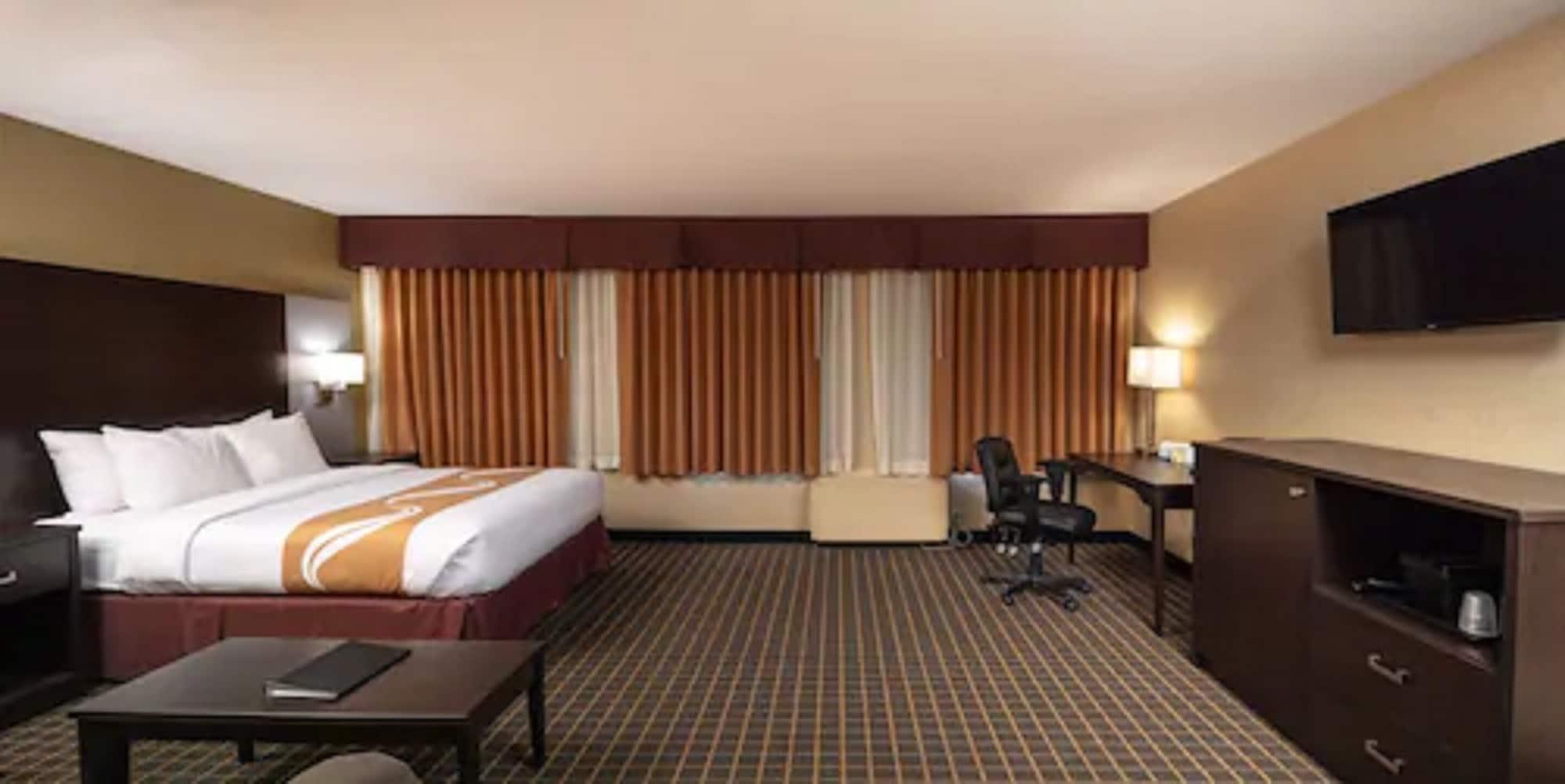 Quality Inn & Suites Downtown Виндзор Экстерьер фото