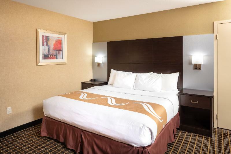 Quality Inn & Suites Downtown Виндзор Экстерьер фото