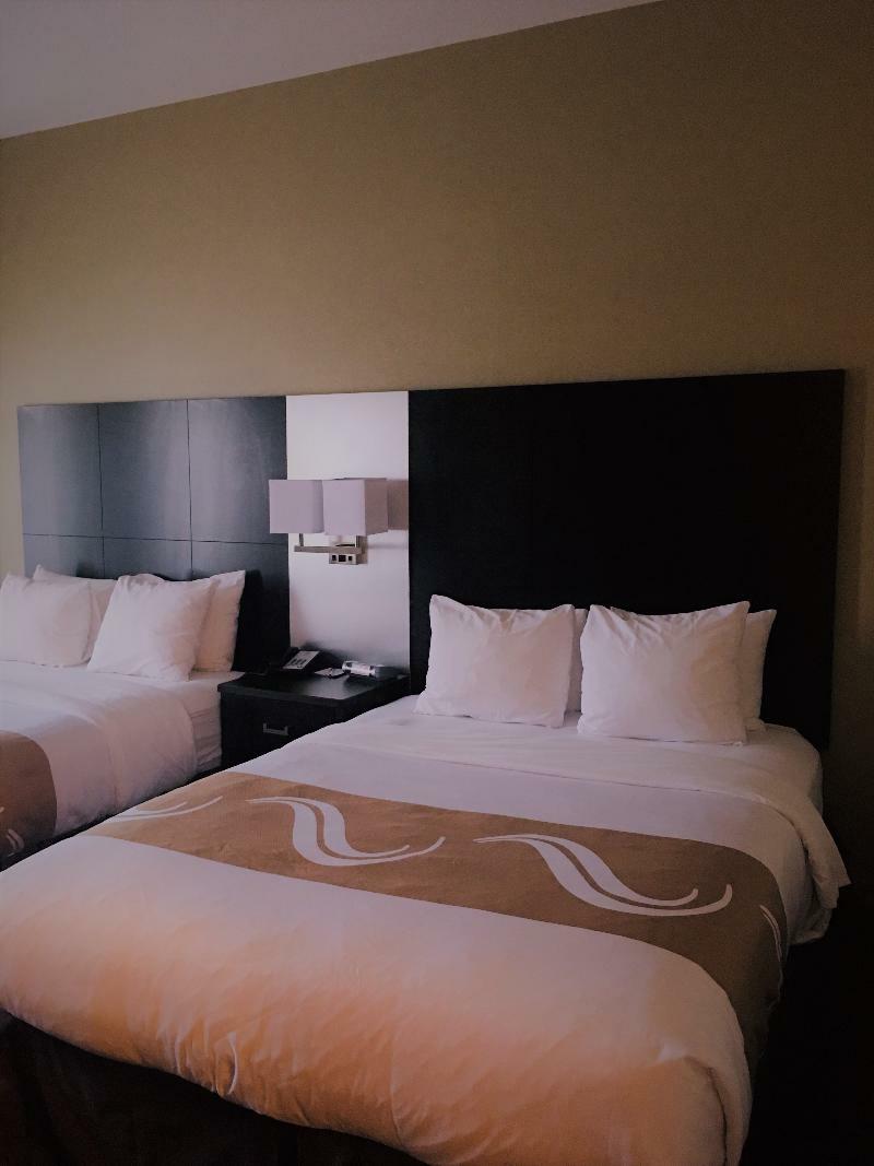 Quality Inn & Suites Downtown Виндзор Экстерьер фото